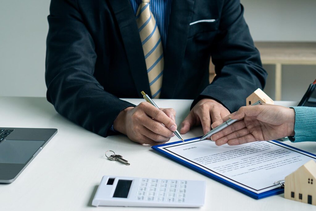 Trust Properties разглежда договор за управление със свой клиент.