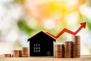 Макет на къща с монети - управление на доходите от имот